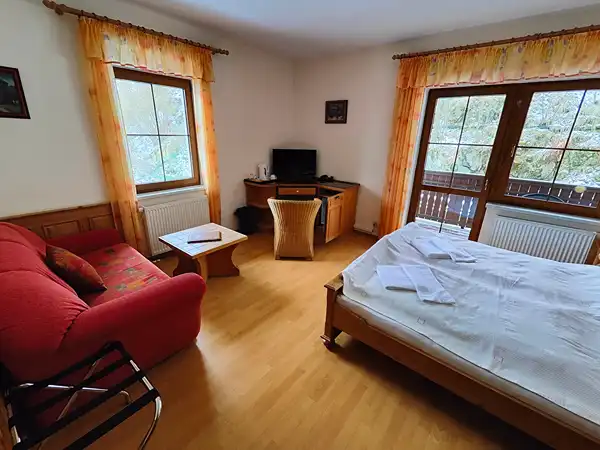 Rohový prostorný dvoulůžkový pokoj s balkonem