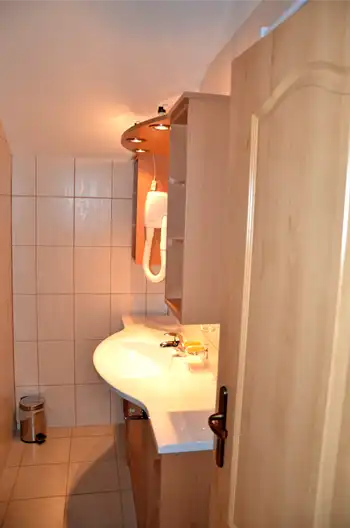 Samastatná koupelna s vysoušečem vlasů