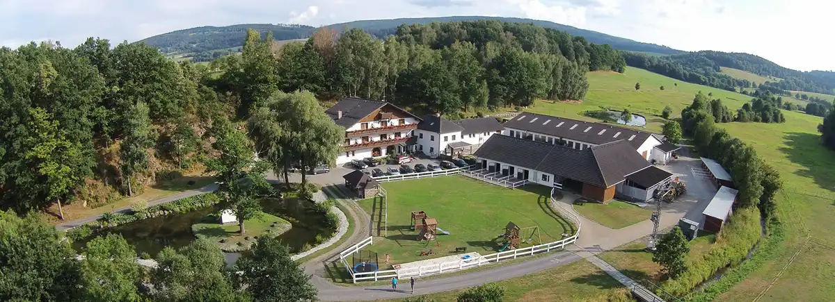 Letecký pohled na penzion St. Leonhard na Šumavě