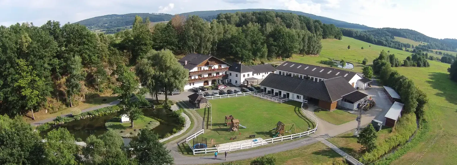Letecký pohled na šumavský penzion St. Leonhard nedaleko Nýrska